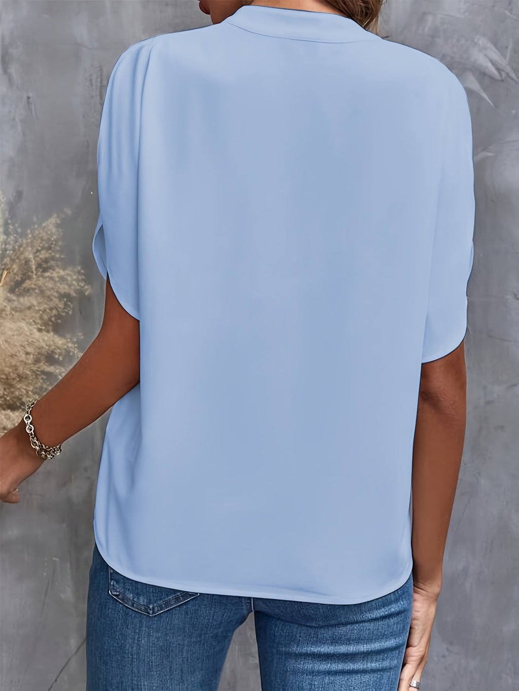 Nabalu Taylor | Relaxed V-Neck Summer Blouse 2