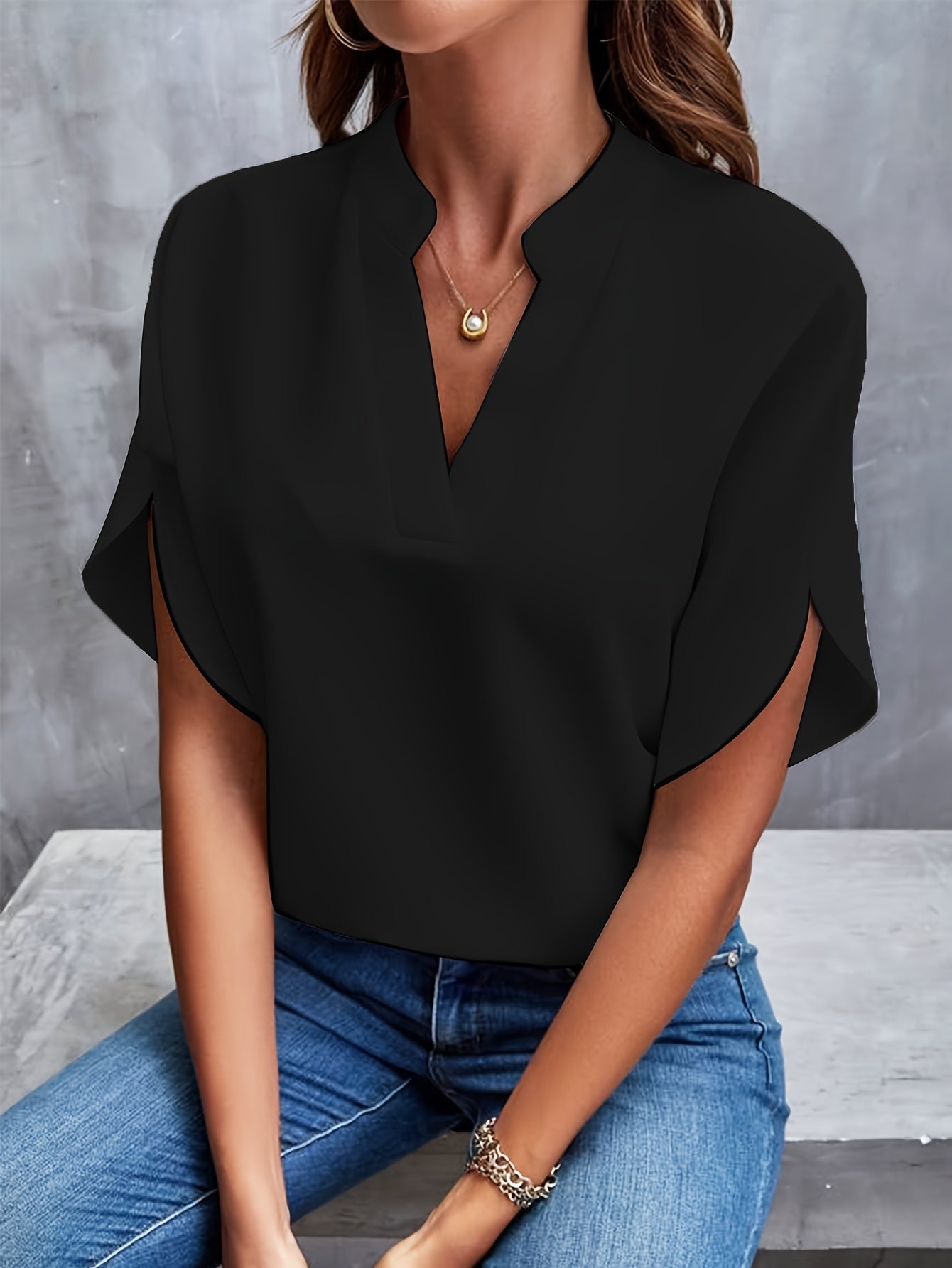 Nabalu Taylor | Relaxed V-Neck Summer Blouse 1