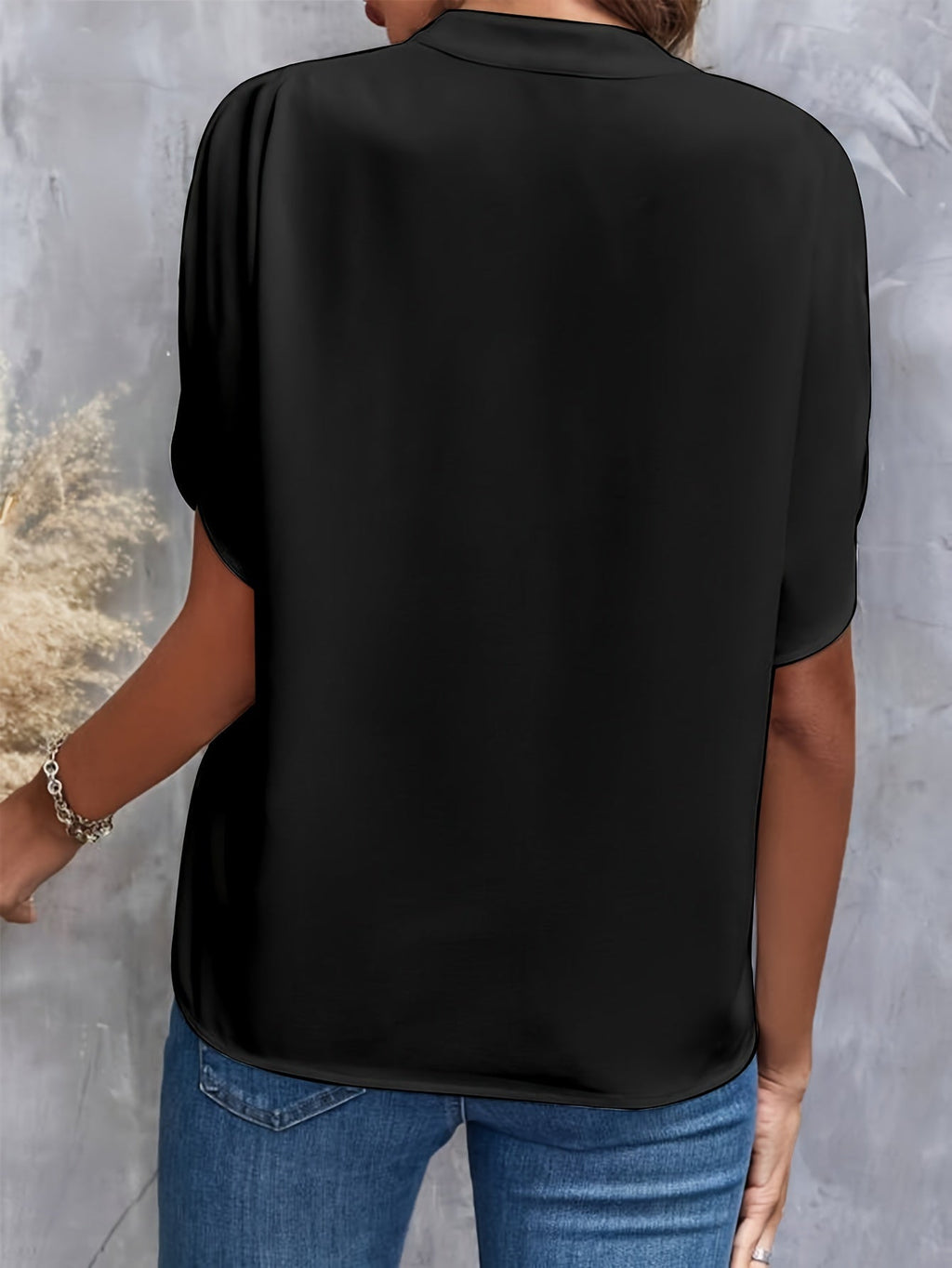 Nabalu Taylor | Relaxed V-Neck Summer Blouse 1