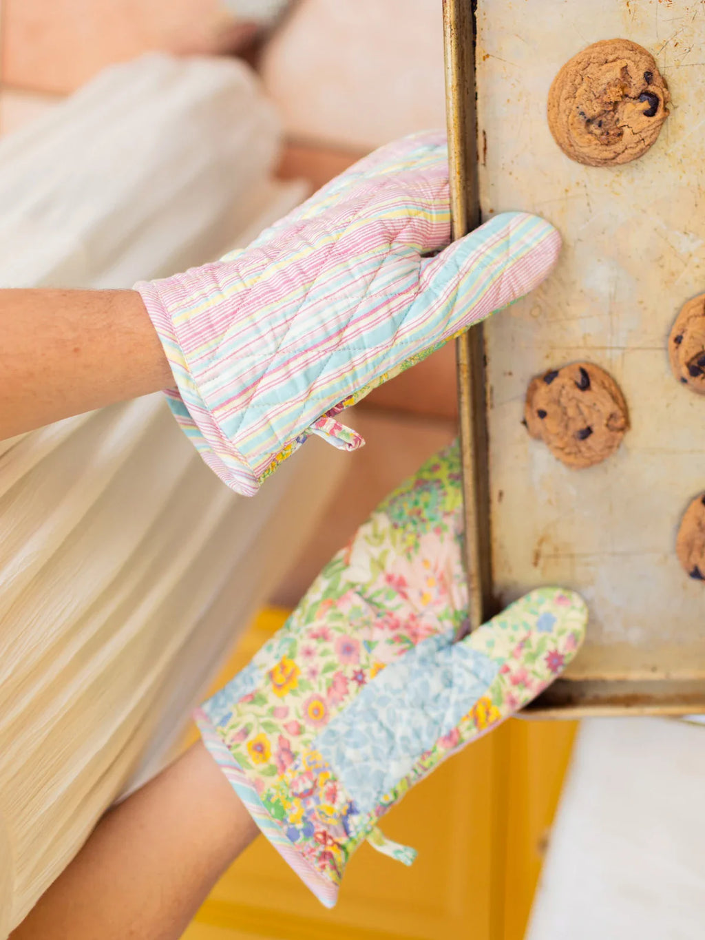 April Cornell Garden Collage Oven Mitt Set of 2 - Pastel