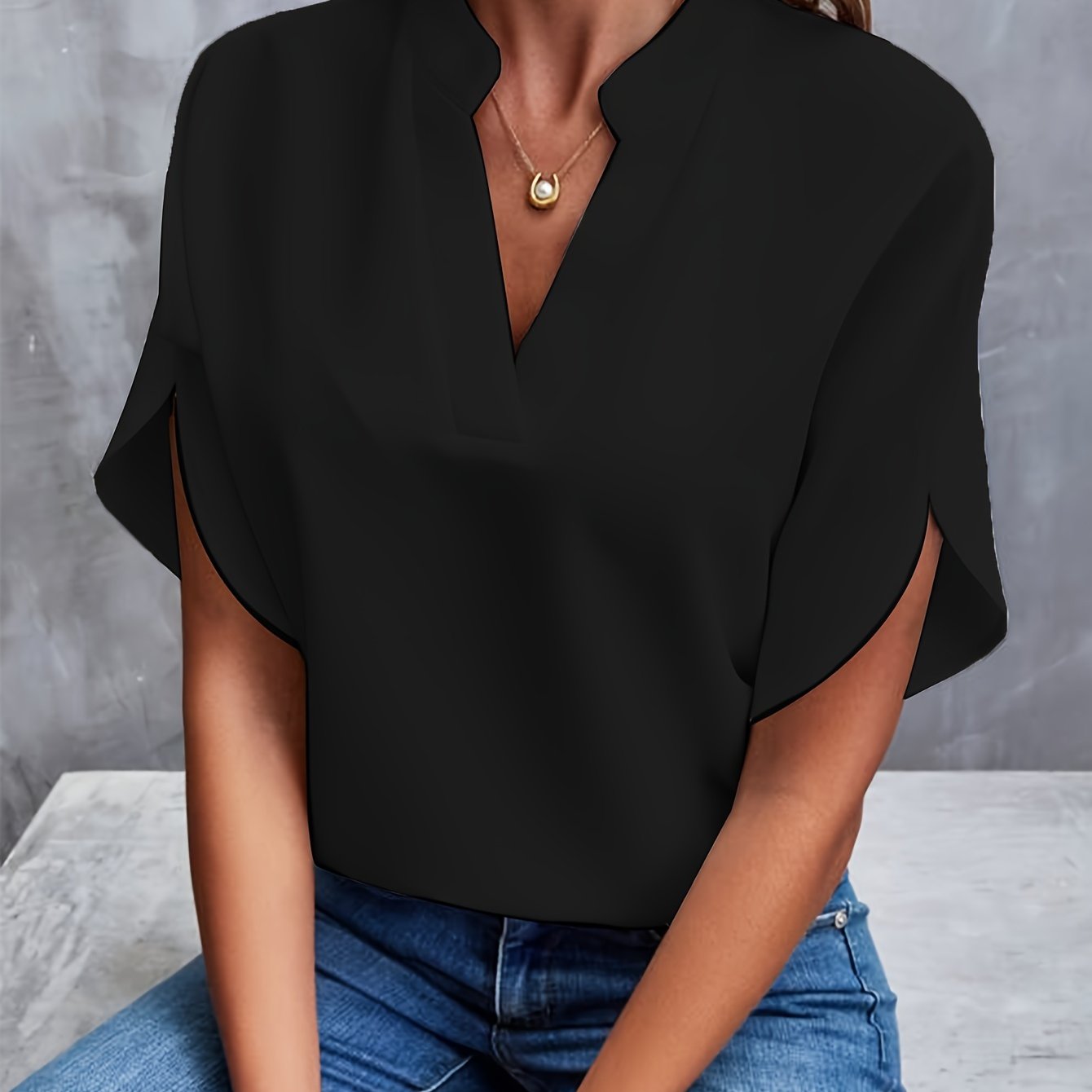 Nabalu Taylor | Relaxed V-Neck Summer Blouse 1