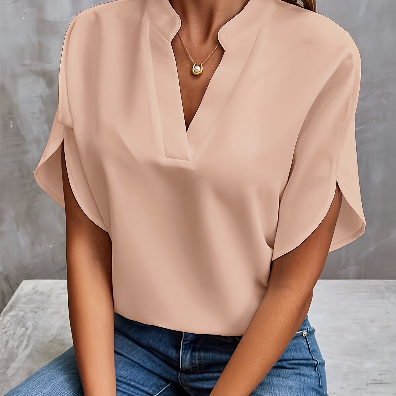 Nabalu Taylor | Relaxed V-Neck Summer Blouse 2